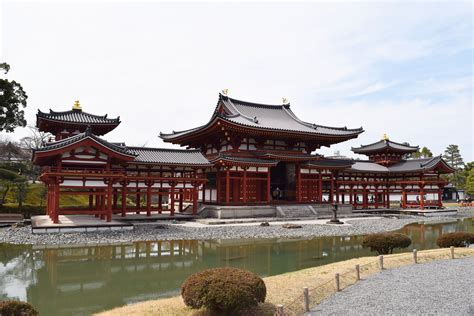 The Phoenix Hall at Byōdō-in: An Explosion of Gilded Glory and Architectural Finesse!